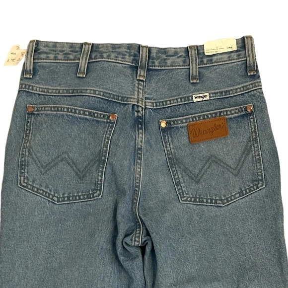 Wrangler Wrock 692 NWT size 26 frayed flare bottom. Slight crop - Picture 4 of 8